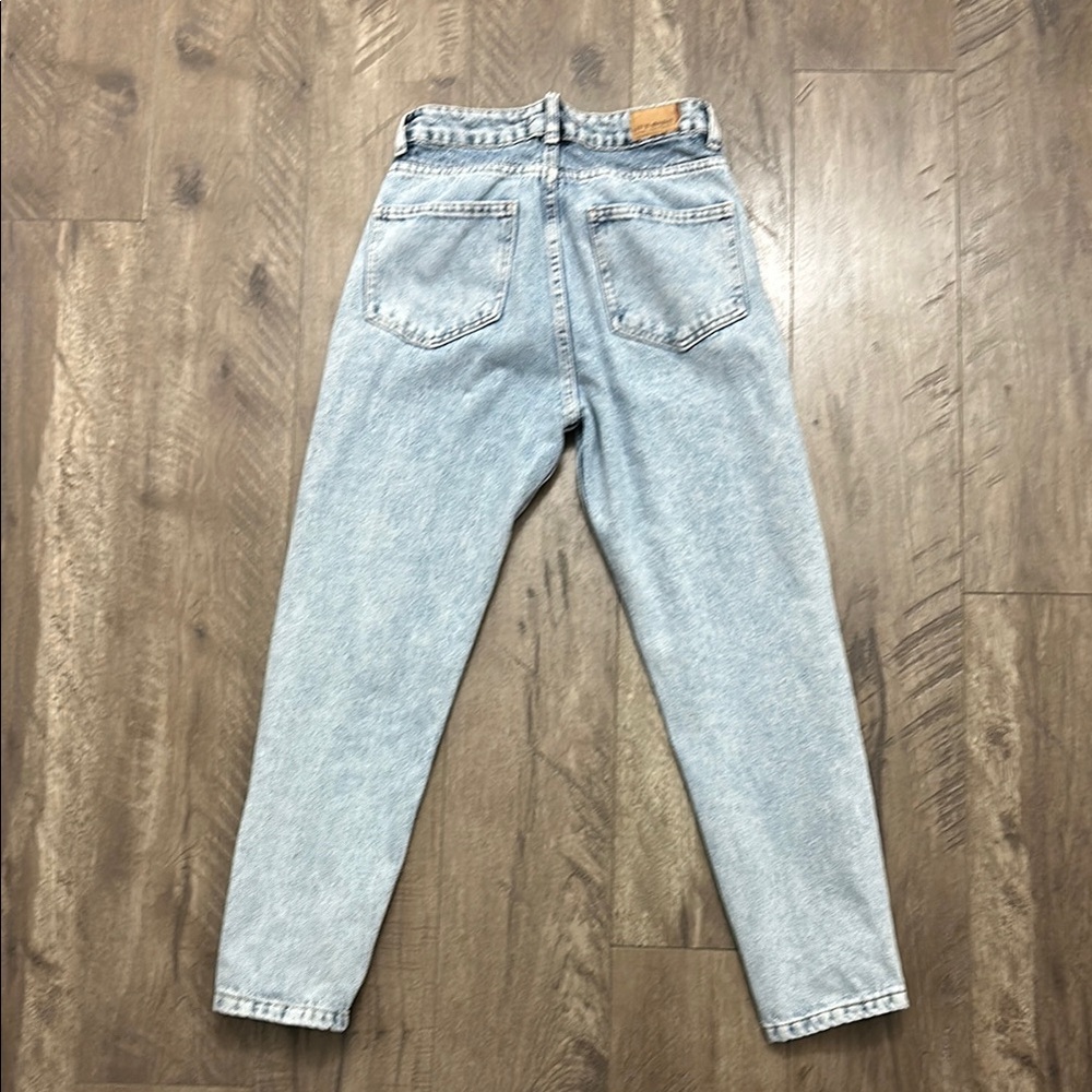 High Rise Blue Jeans with Tapered Leg and Stonewashed Fabric
